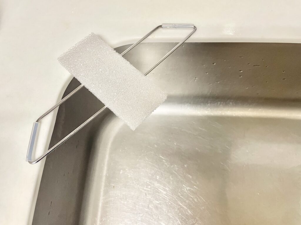 セリアのシンクラックと使い捨てのスポンジ